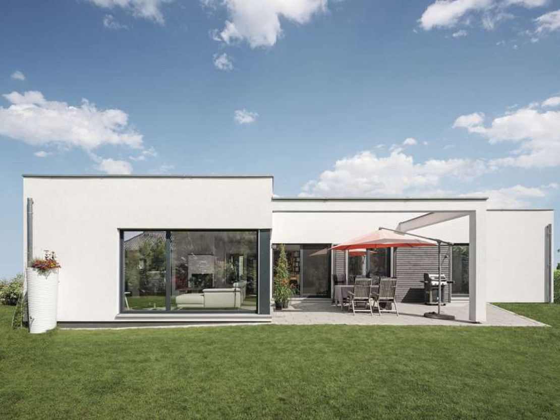 Elegante Luftbalken integrieren die Terrasse in den Baukörper. - © djd/WeberHaus.de