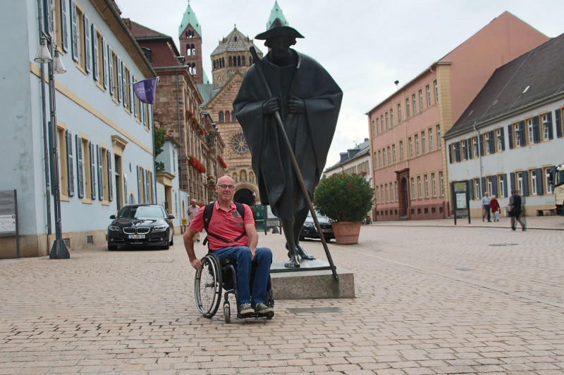 Zwischenstopp am Dom in Speyer - Rollstuhlfahrer in der Innenstadt von Speyer - © Pilger Verlag