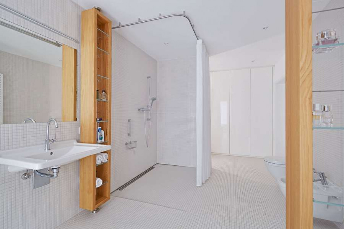 Das rund 20 Quadratmeter große Badezimmer bietet ausreichend Platz, um sich mit einem Rollstuhl zu bewegen. Die ebenerdige Dusche ermöglicht auch im Alter ein eigenständiges Duscherlebnis. - Das rund 20 Quadratmeter große Badezimmer bietet ausreichend Platz, um sich mit einem Rollstuhl zu bewegen. Die ebenerdige Dusche ermöglicht auch im Alter ein eigenständiges Duscherlebnis. - © djd/WeberHaus.de Das rund 20 Quadratmeter große Badezimmer bietet ausreichend Platz, um sich mit einem Rollstuhl zu bewegen. Die ebenerdige Dusche ermöglicht auch im Alter ein eigenständiges Duscherlebnis. - Das rund 20 Quadratmeter große Badezimmer bietet ausreichend Platz, um sich mit einem Rollstuhl zu bewegen. Die ebenerdige Dusche ermöglicht auch im Alter ein eigenständiges Duscherlebnis. - © djd/WeberHaus.de