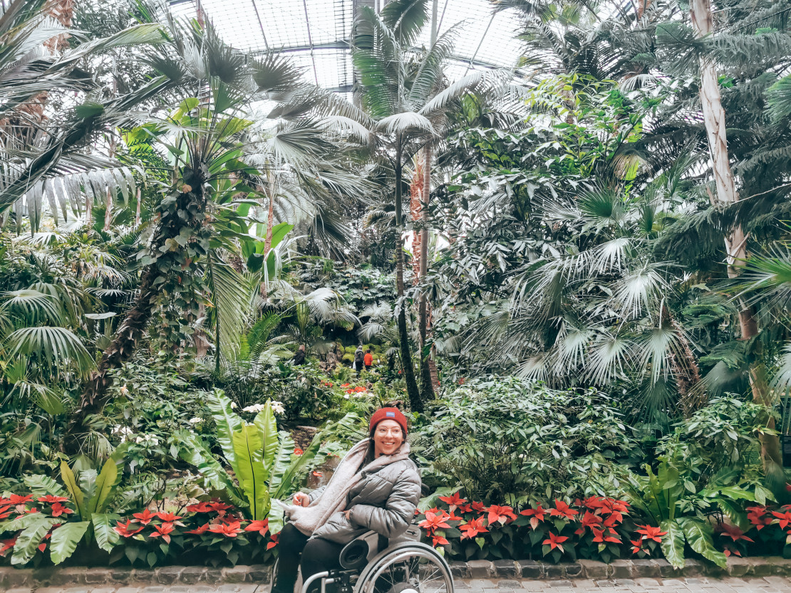 Kim mit ihrem Rolli Lutzi im Palmengarten - © Wheelie Wanderlust