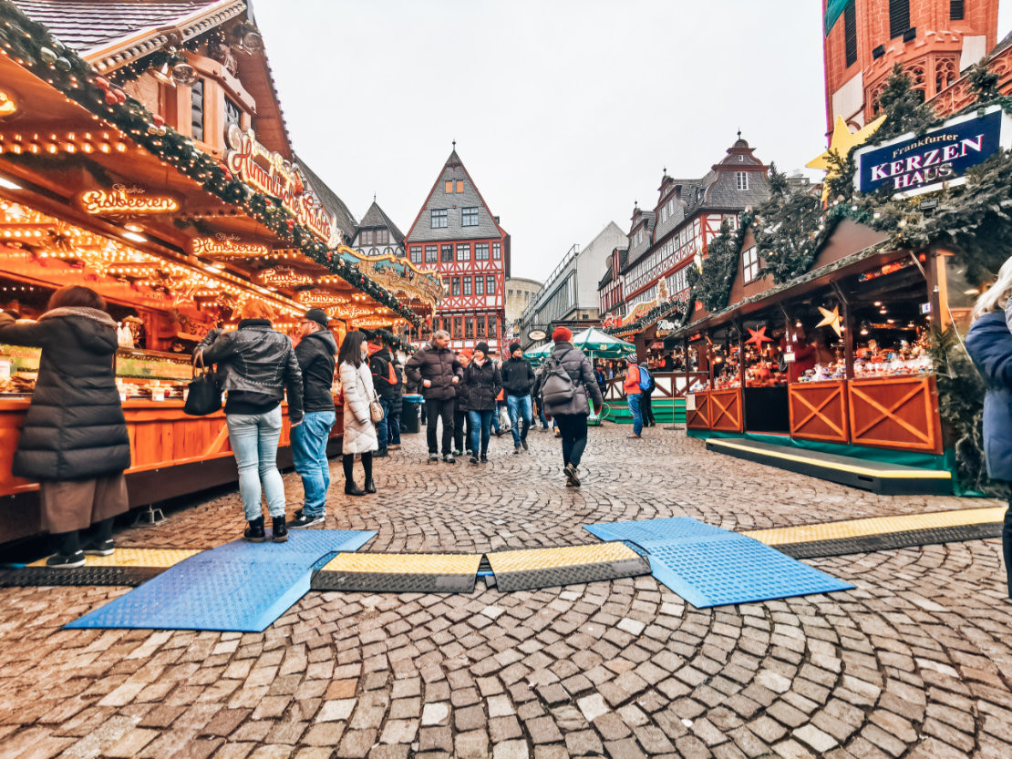 Barrierefreie Weggestaltung auf dem Weihnachtsmarkt Frankfurt - Frankfurter Weihnachtsmarkt in der Altstadt - © Wheelie Wanderlust