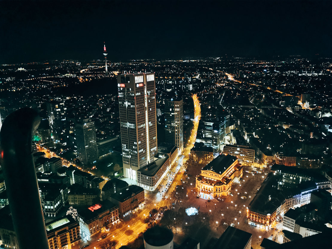 Frankfurt bei Nacht - Frankfurter Skyline Ausblick von der Main Tower Plattform - © Wheelie Wanderlust