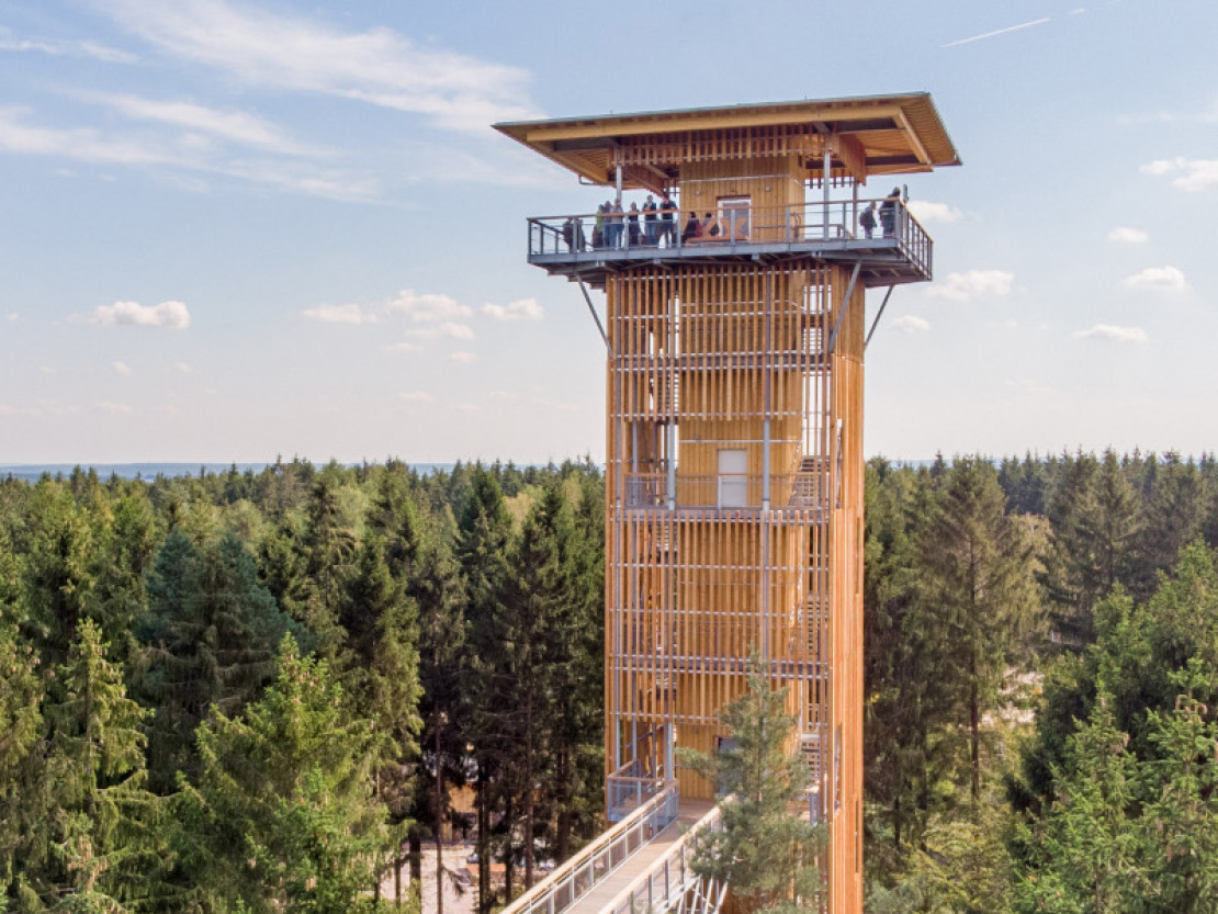 BE0-Aussichtsturm-Heide-Himmel_copyright Adrian Fohl