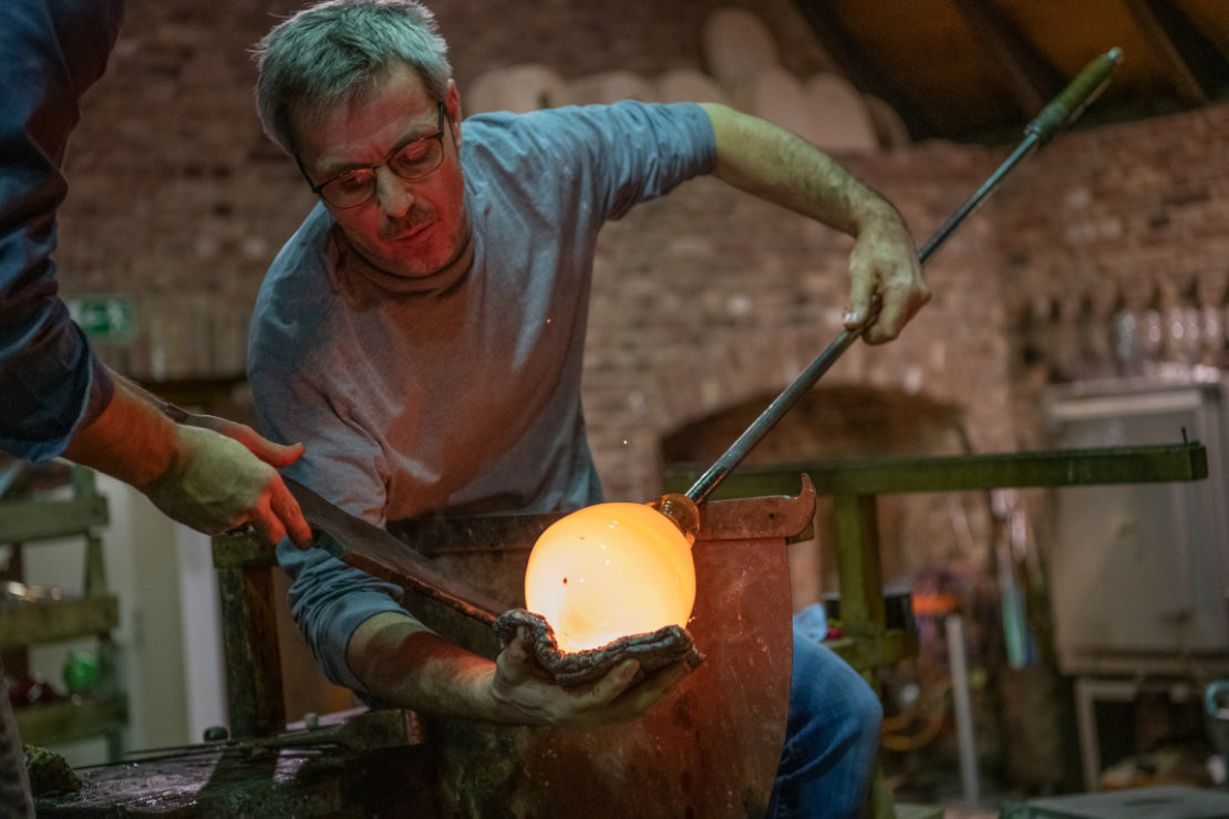 Die Kunst aus Feuer und Sand Glas zu formen wird auch heute noch in der Glashütte Gernheim gezeigt. - Die Kunst aus Feuer und Sand Glas zu formen wird auch heute noch in der Glashütte Gernheim gezeigt. - © LWL/Peter Hübbe Die Kunst aus Feuer und Sand Glas zu formen wird auch heute noch in der Glashütte Gernheim gezeigt. - Die Kunst aus Feuer und Sand Glas zu formen wird auch heute noch in der Glashütte Gernheim gezeigt. - © LWL/Peter Hübbe