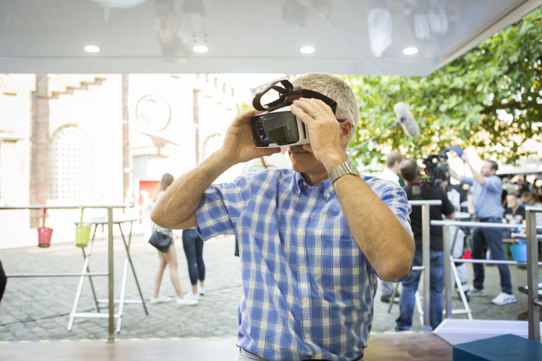 Mit Hilfe einer VR-Brille können die Besucherinnen und Besucher erleben, wie die Welt aus der Perspektive eines Menschen im Rollstuhl aussieht. - Mit Hilfe einer VR-Brille können die Besucherinnen und Besucher erleben, wie die Welt aus der Perspektive eines Menschen im Rollstuhl aussieht. - © Heike Fischer / LVR