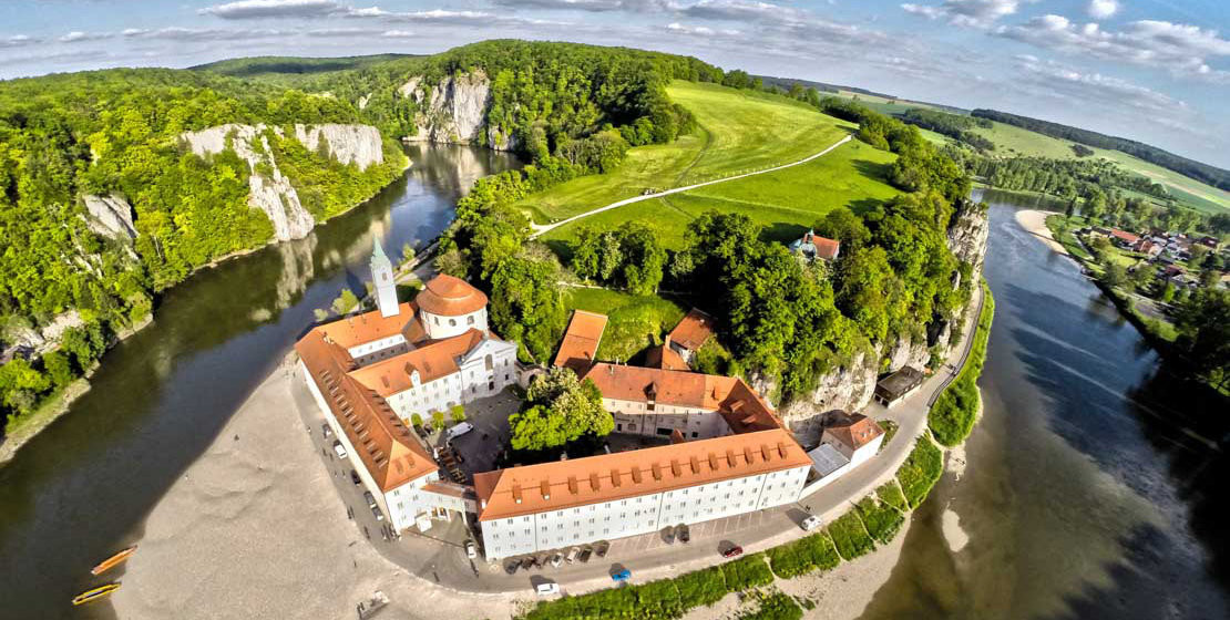 be-2021-kelheim-altmuehltal-kloster-weltenburg-am-donaudurchbruch-foto-wwwflymoviesde-titel