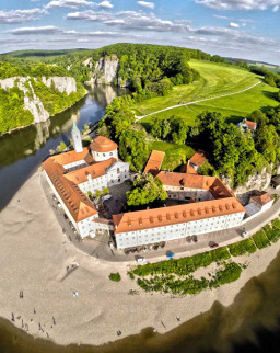 be-2021-kelheim-altmuehltal-kloster-weltenburg-am-donaudurchbruch-foto-wwwflymoviesde-teaser