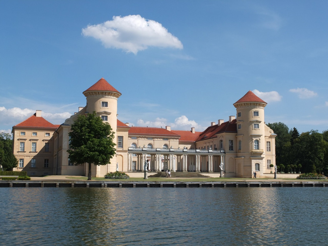 Schloss Rheinsberg am Grienericksee im Ruppiner Seenland - Schloss Rheinsberg am Grienericksee im Ruppiner Seenland - © ajoheyho auf Pixabay