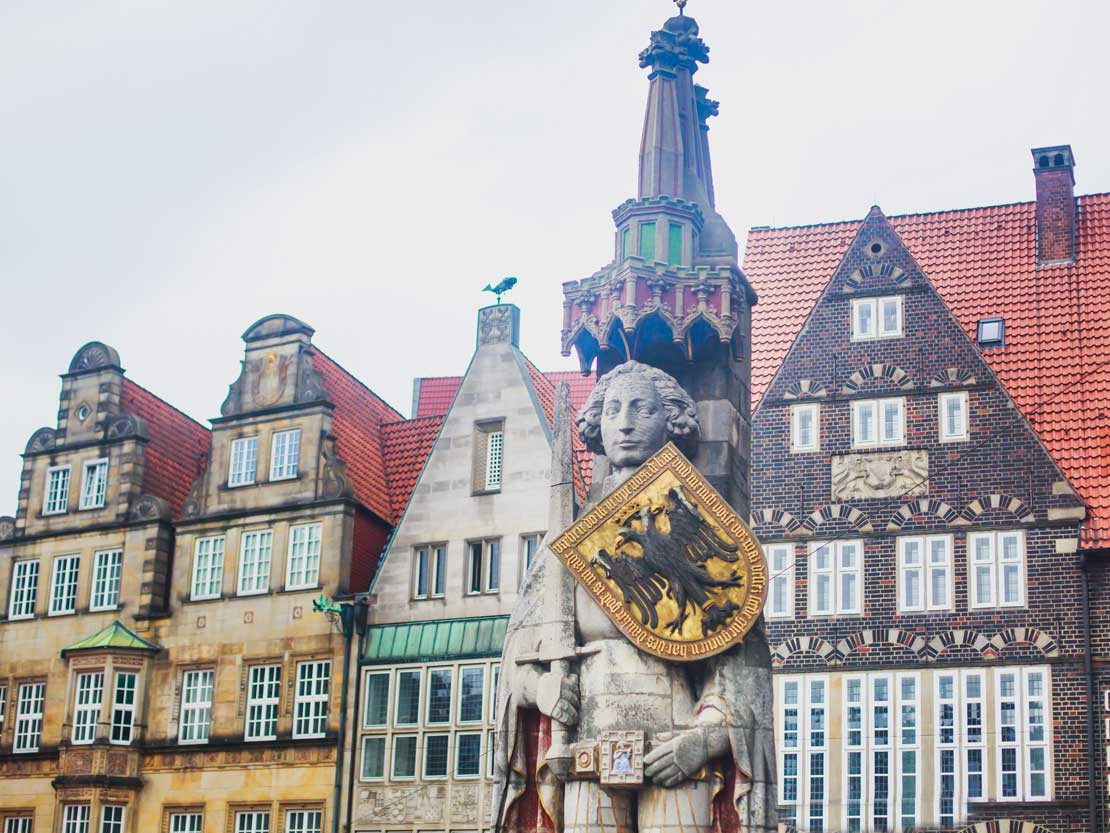 Ein Wächter für Freiheit und Recht und UNESCO-Weltkulturerbe ist der Bremer Roland auf dem Bremer Marktplatz - © AdobeStock_170787284