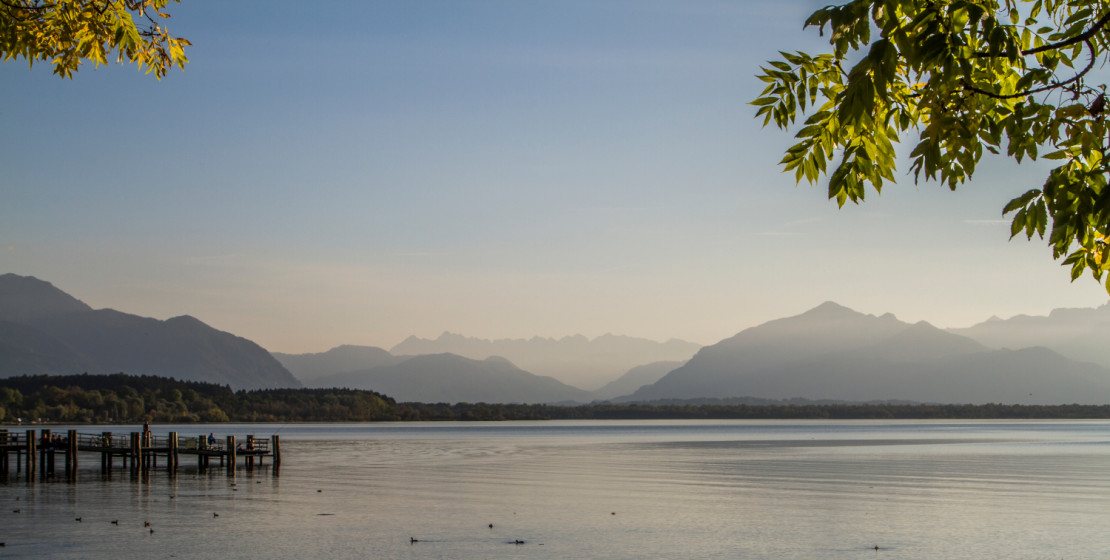 chiemsee-mit-bergblick-_c_chiemsee-alpenland-tourismus