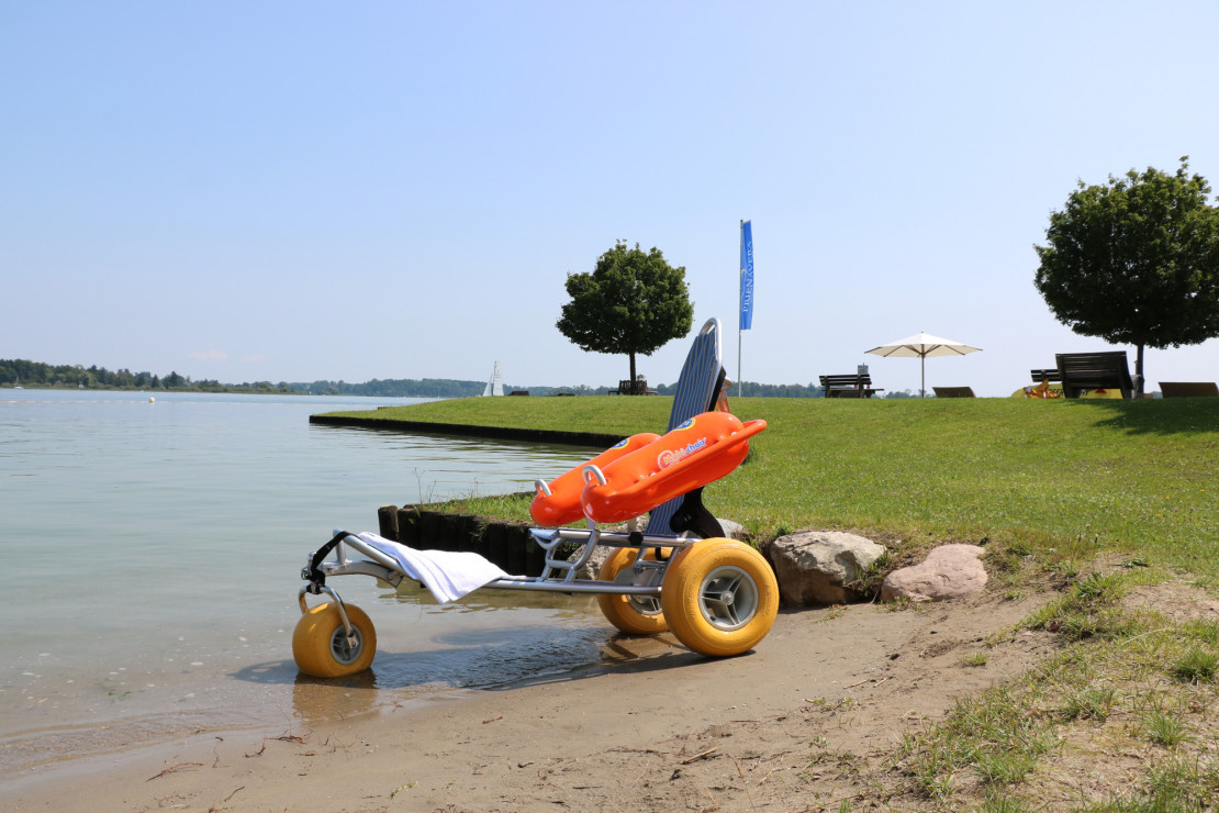 Ab in den See mir einem Strandrollstuhl - Strandrollstuhl am Strandbad Prienavera - © Prien Marketing GmbH