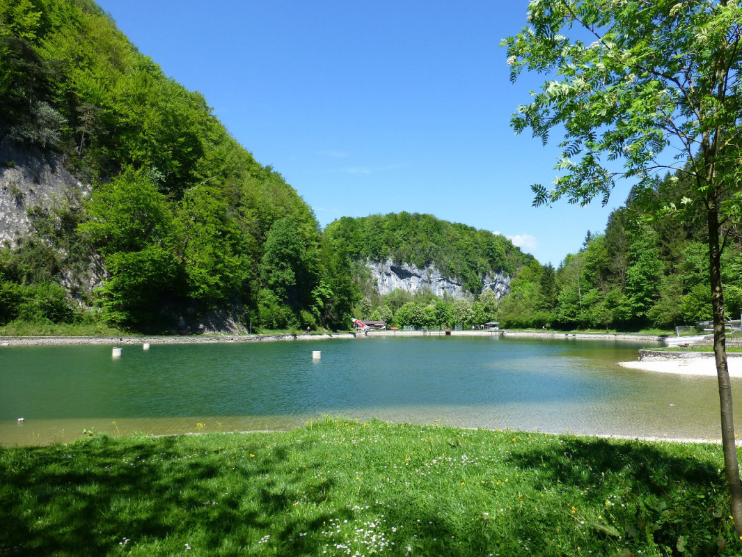 Schwimmen im Lugsteinsee Oberaudorf - Blick auf den See und eine dahinterliegende Felsformation - © Tourist-Information Oberaudorf/Yvonne Tremml Schwimmen im Lugsteinsee Oberaudorf - Blick auf den See und eine dahinterliegende Felsformation - © Tourist-Information Oberaudorf/Yvonne Tremml