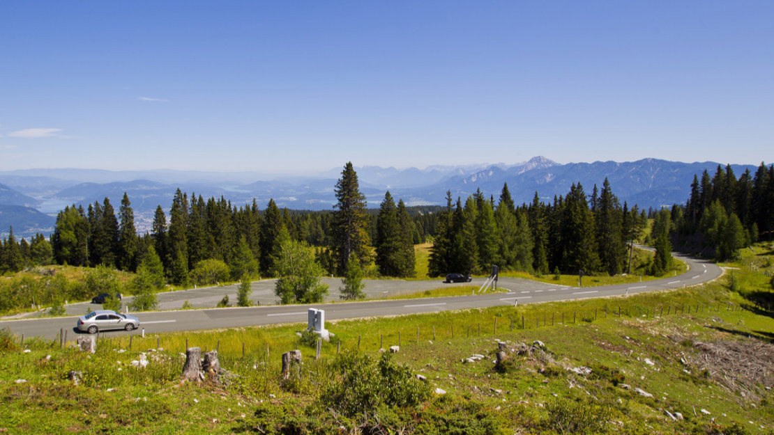 news-2021-barrierefrei-erleben-villacher-alpenstrasse-kaernten-strassenabschnitt-mit-silbernem-auto