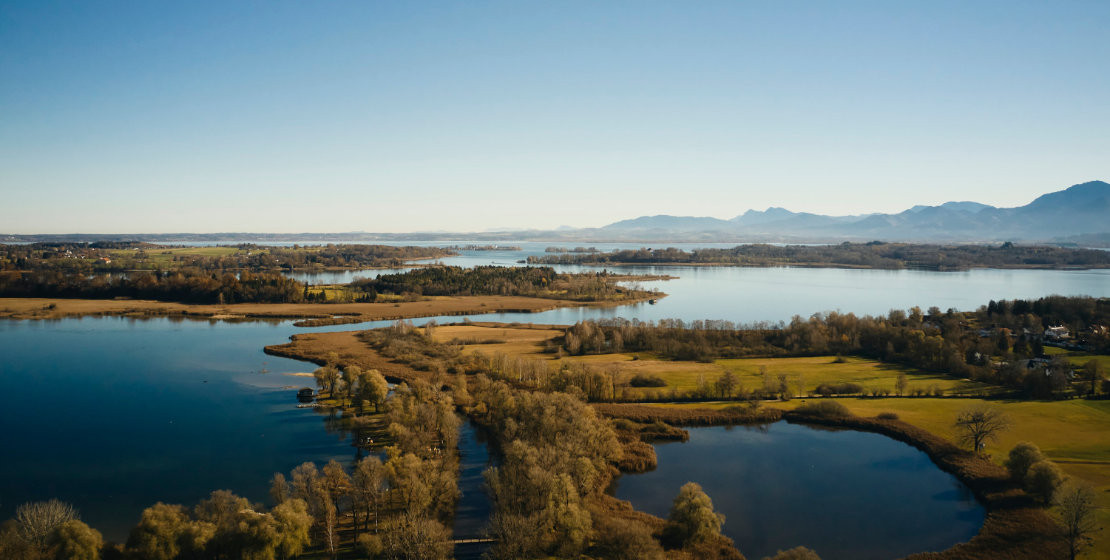 barrierefrei-erleben-2021-chiemsee-alpenland-chiemsee-aus-der-luft-titel