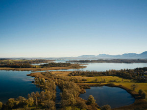 barrierefrei-erleben-2021-chiemsee-alpenland-chiemsee-aus-der-luft-teaser