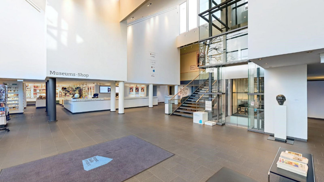 Über einen Aufzug erreichen Rollstuhlfahrer die Ausstellungsbereiche in der Kunsthalle Emden. - © Kunsthalle Emden Über einen Aufzug erreichen Rollstuhlfahrer die Ausstellungsbereiche in der Kunsthalle Emden. - © Kunsthalle Emden