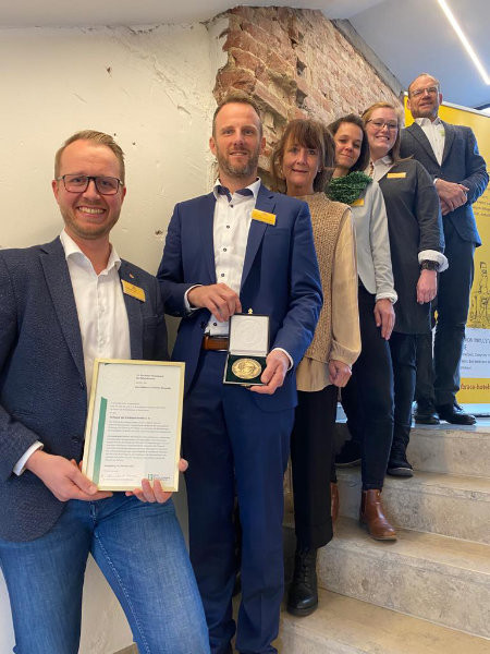 Vorstand und Geschäftsstelle des Verbunds der Embrace-Hotels mit Urkunde und Medaille (von vorn nach hinten: Bernd Kerkhoff, Vorstand - Timo Witt, Vorsitzender – Ariane Zeuge, Geschäftsstelle - Janina Goedeke, Vorstand – Julia Stegert, Vorstand – Alexander Tränkmann, stellv. Vorsitzender - © Embrace Hotels Vorstand und Geschäftsstelle des Verbunds der Embrace-Hotels mit Urkunde und Medaille (von vorn nach hinten: Bernd Kerkhoff, Vorstand - Timo Witt, Vorsitzender – Ariane Zeuge, Geschäftsstelle - Janina Goedeke, Vorstand – Julia Stegert, Vorstand – Alexander Tränkmann, stellv. Vorsitzender - © Embrace Hotels